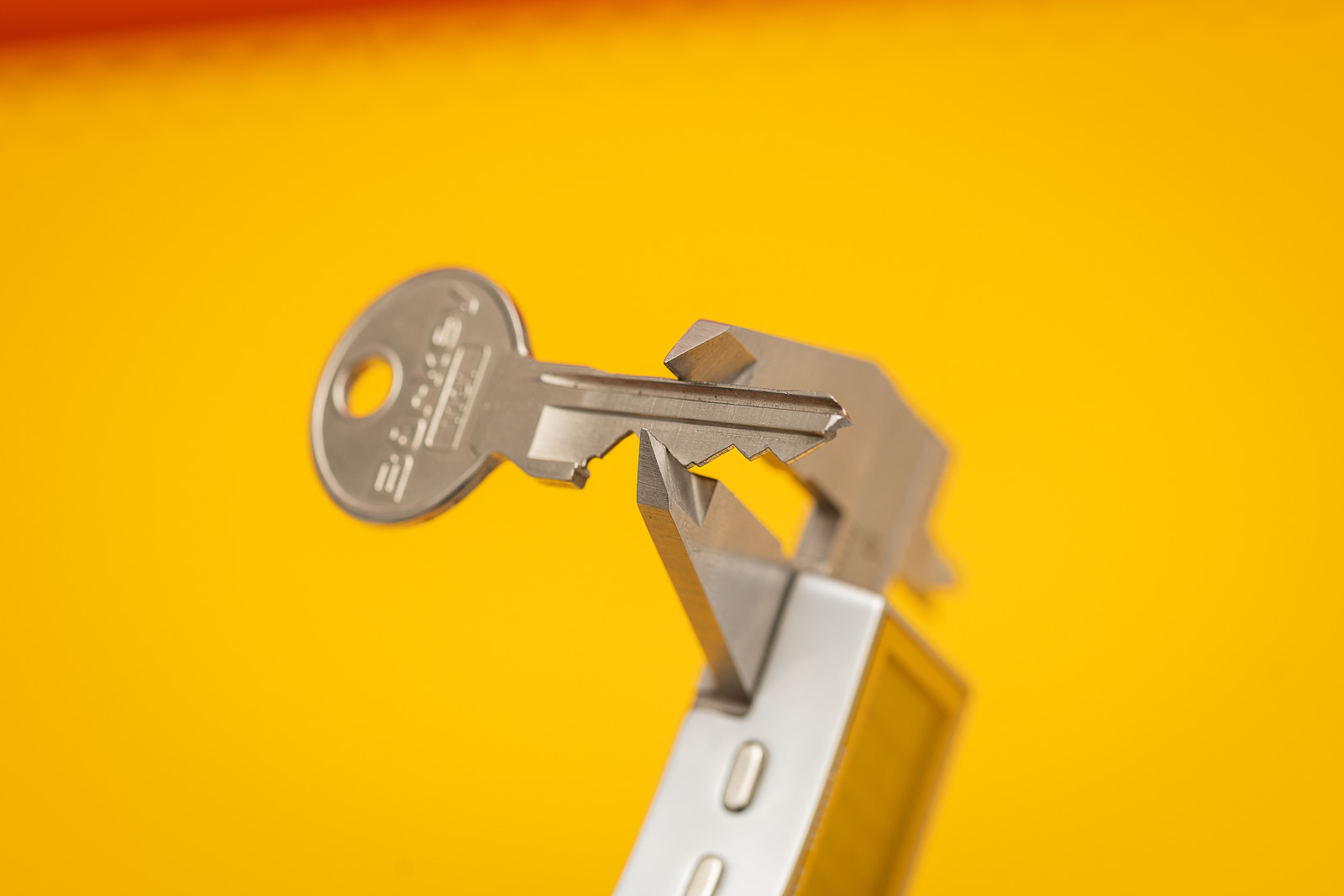 Eine Schlüsselkopie mit einer digitalen Schieblehre gemessen. Der Schlüsselrohling ist von Börkey.