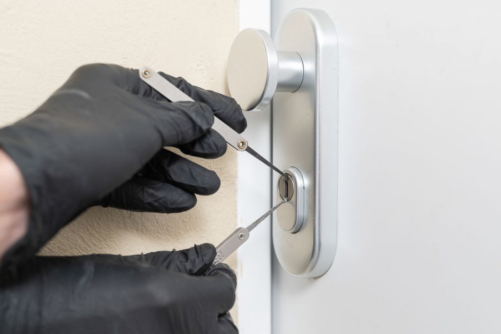 Einbruchversuch an Wohnungstür mit Aufsperrwerkzeug und Handschuhen - Einbrecher